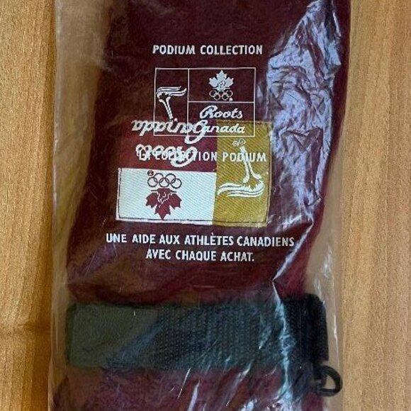 Roots Canada 2002 Winter Olympics Mitts Toque Scarf - Picture 3 of 4